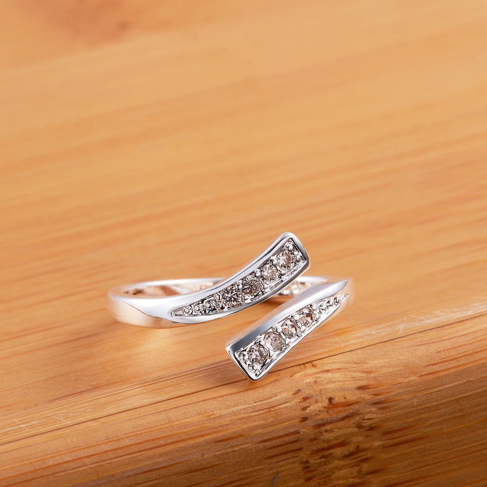 Anel aberto de cristal em prata esterlina 925, ajustável e com design clássico e elegante, ideal para casamento, noivado e festas. Perfeito para mulheres que buscam sofisticação e charme