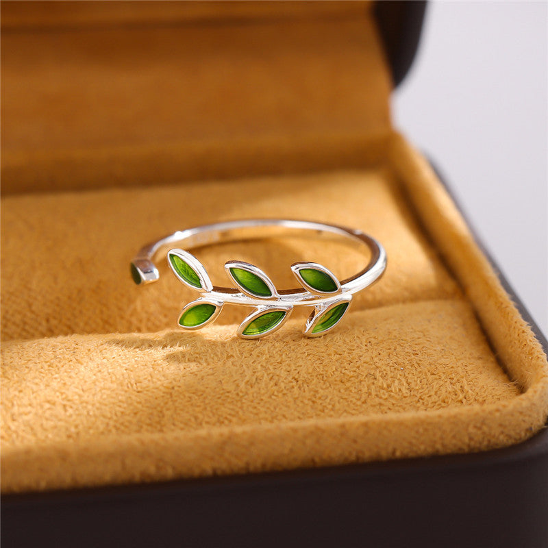 Anel Verde Ramo em prata esterlina 925, design aberto inspirado na natureza, com folhas detalhadas e acabamento sofisticado.