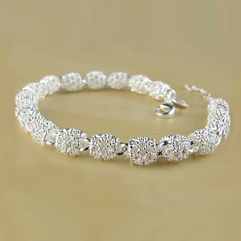 Pulseira Floral Charme em Prata Esterlina 925 Verzano® – Design romântico e delicado com contas florais e bola oca, ajustável e ideal para mulheres em festas e casamentos.