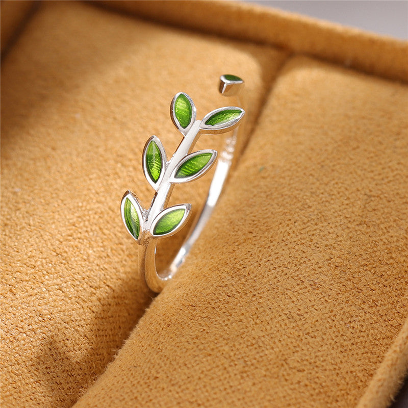Anel Verde Ramo em prata esterlina 925, design aberto inspirado na natureza, com folhas detalhadas e acabamento sofisticado.