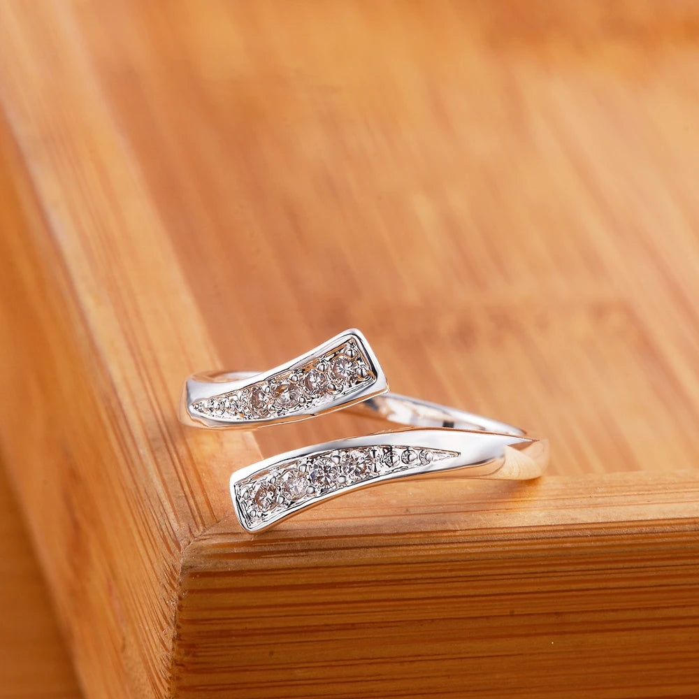 Anel aberto de cristal em prata esterlina 925, ajustável e com design clássico e elegante, ideal para casamento, noivado e festas. Perfeito para mulheres que buscam sofisticação e charme