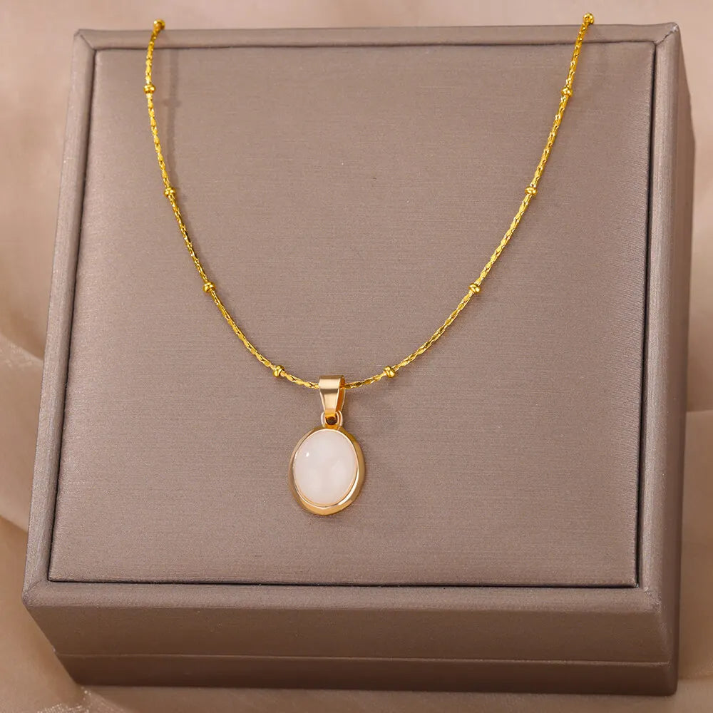 Colar com pingente de pedra oval dourado, elegante acessório feminino.