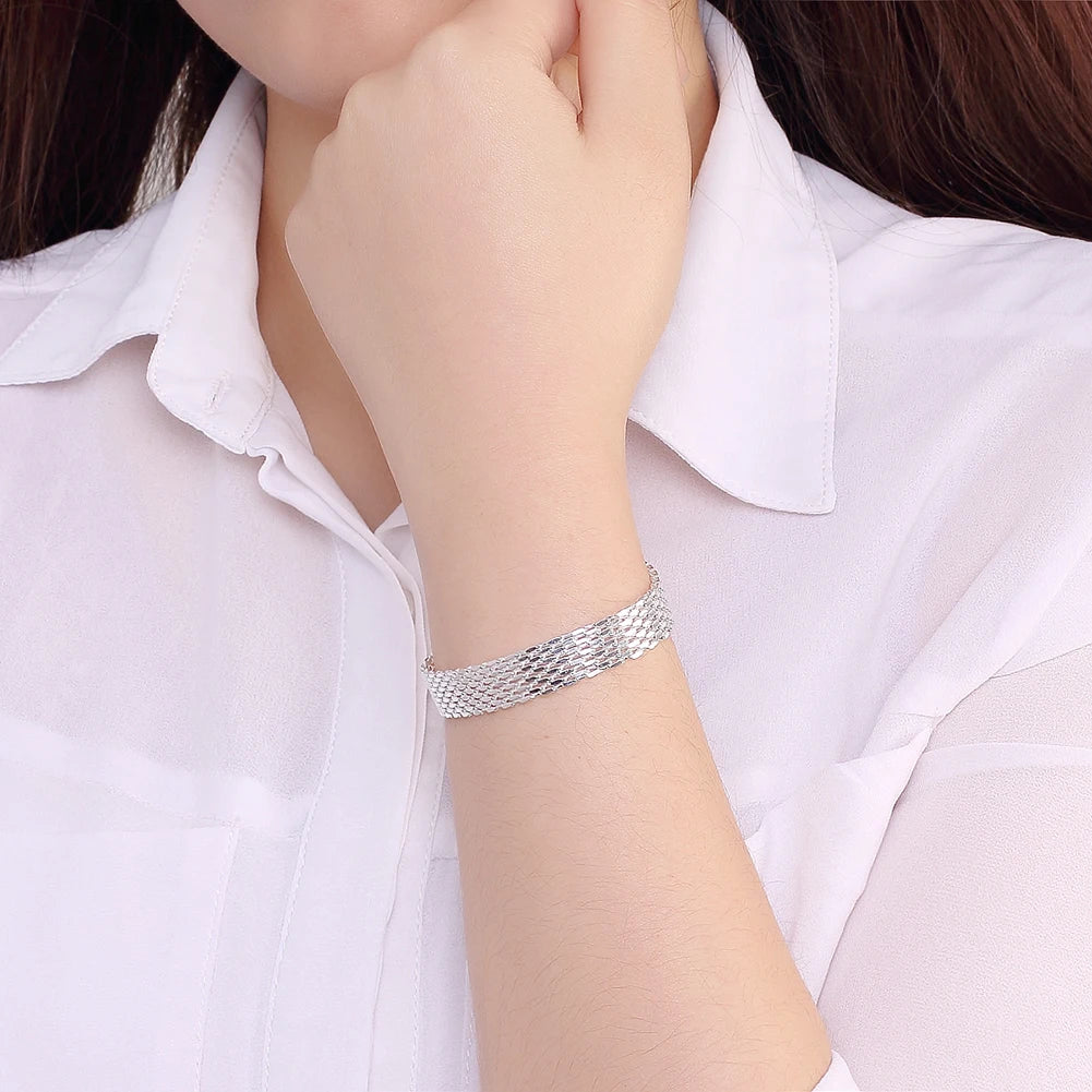 Pulseira Elegância Tecida da Verzano® em prata esterlina 925 com corrente de tecelagem refinada, ideal para mulheres em eventos elegantes.