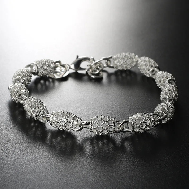 Pulseira Floral Charme em Prata Esterlina 925 Verzano® – Design romântico e delicado com contas florais e bola oca, ajustável e ideal para mulheres em festas e casamentos.