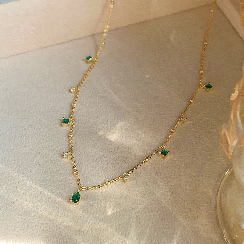 Colar Émeraude Goutte Verzano® – colar feminino em prata esterlina 925 com pingente de zircão verde espumante, acessório clássico e sofisticado.