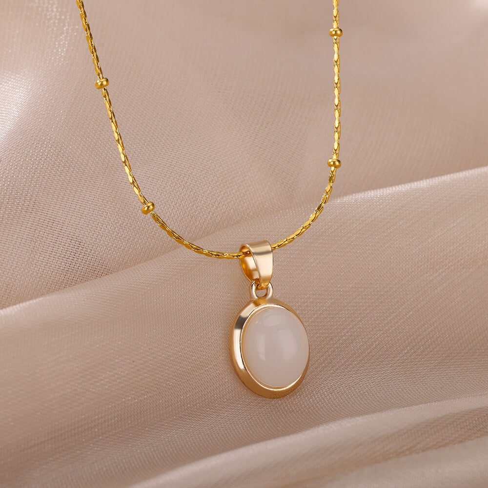 Colar com pingente de pedra oval dourado, elegante acessório feminino.