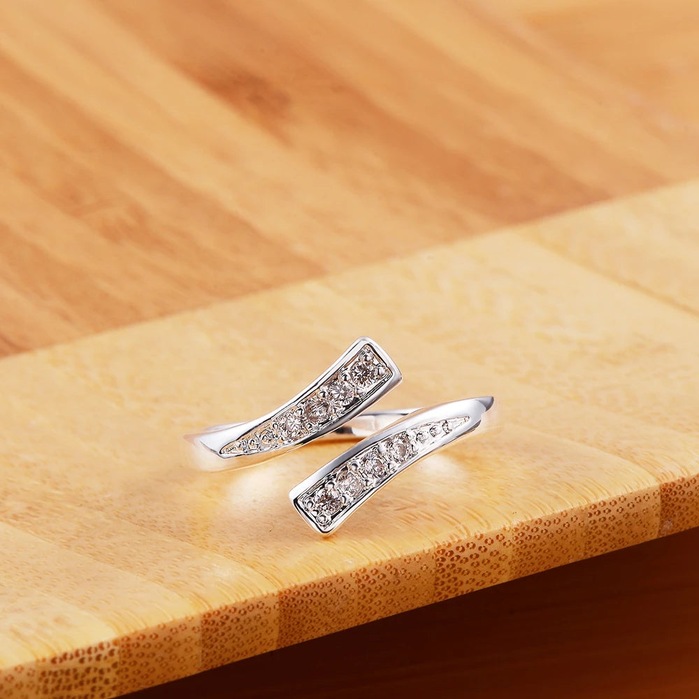Anel aberto de cristal em prata esterlina 925, ajustável e com design clássico e elegante, ideal para casamento, noivado e festas. Perfeito para mulheres que buscam sofisticação e charme