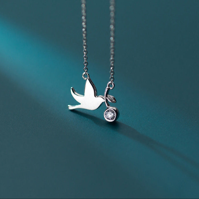 Colar Alisandre de Prata Esterlina 925 com Pingente de Andorinha Verzano®, joia sofisticada e simbólica para mulheres elegantes.