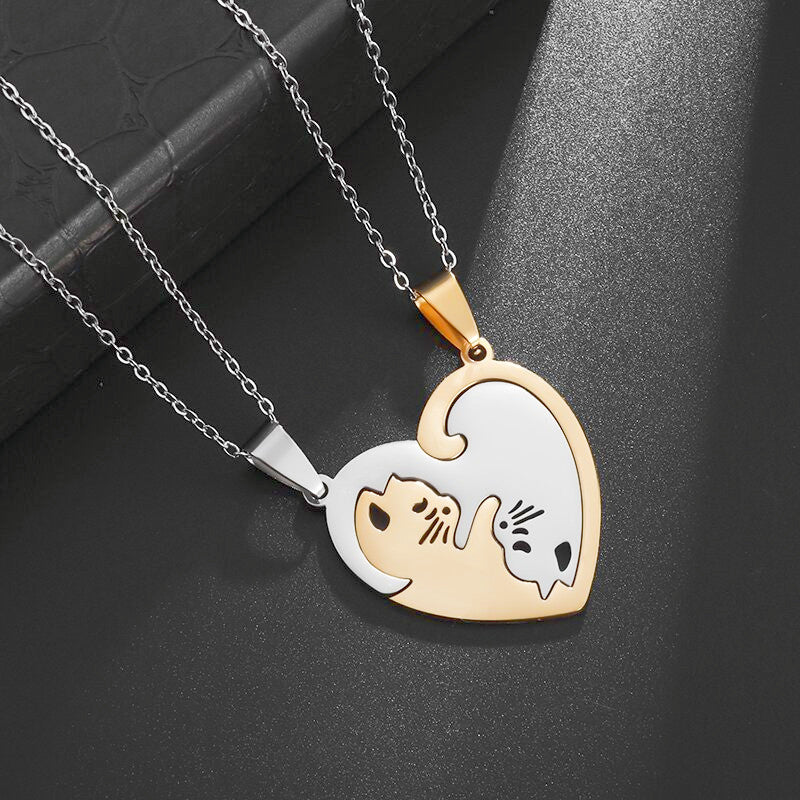 Colar Metadinha de Gatinho Para Casal Verzano® – conjunto de dois colares em aço inoxidável com pingentes de gatinho que se encaixam como um quebra-cabeça, formando um coração romântico.