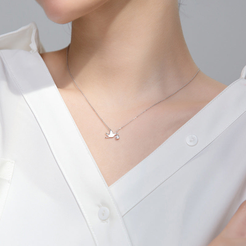Colar Alisandre de Prata Esterlina 925 com Pingente de Andorinha Verzano®, joia sofisticada e simbólica para mulheres elegantes.
