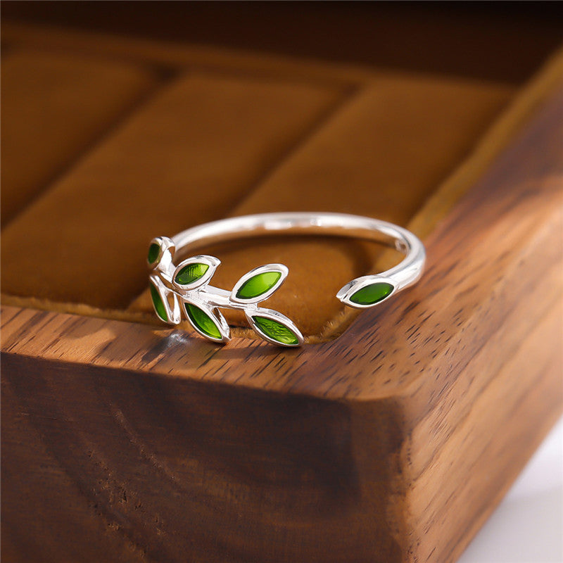 Anel Verde Ramo em prata esterlina 925, design aberto inspirado na natureza, com folhas detalhadas e acabamento sofisticado.