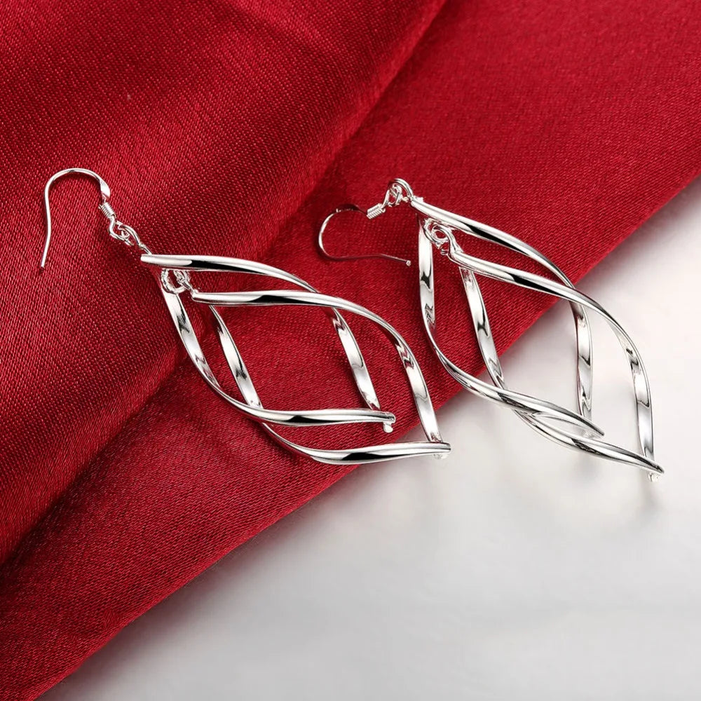 Brincos longos pendentes de prata 925, ideais para eventos sofisticados como casamentos e festas. Design elegante e moderno.