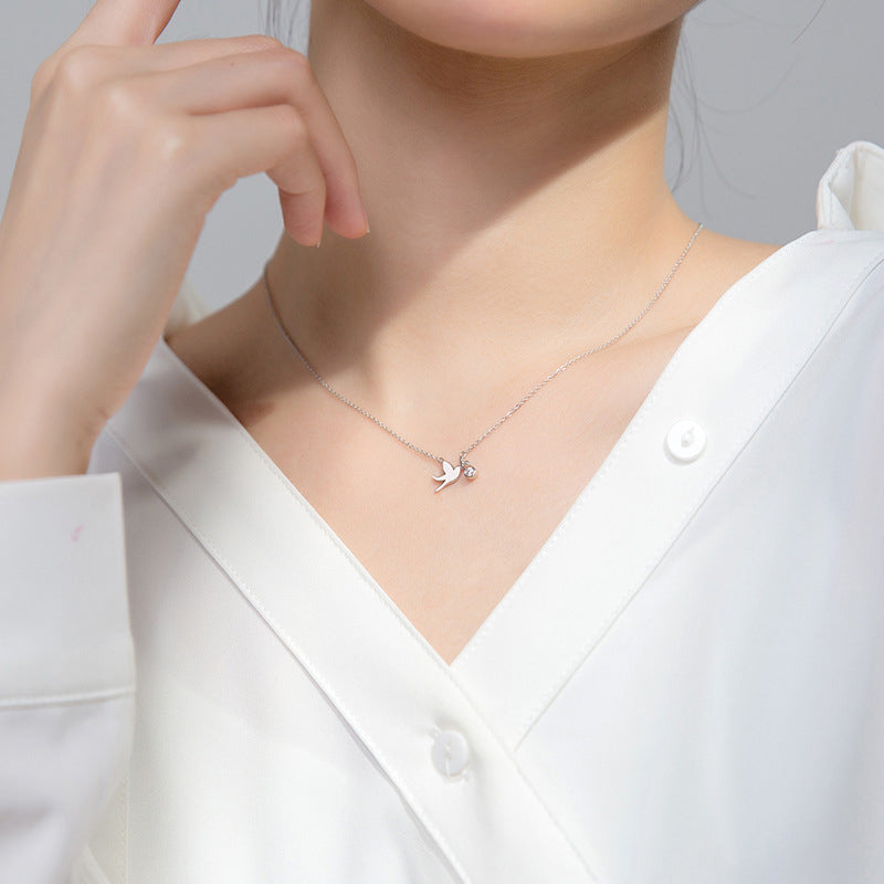 Colar Alisandre de Prata Esterlina 925 com Pingente de Andorinha Verzano®, joia sofisticada e simbólica para mulheres elegantes.