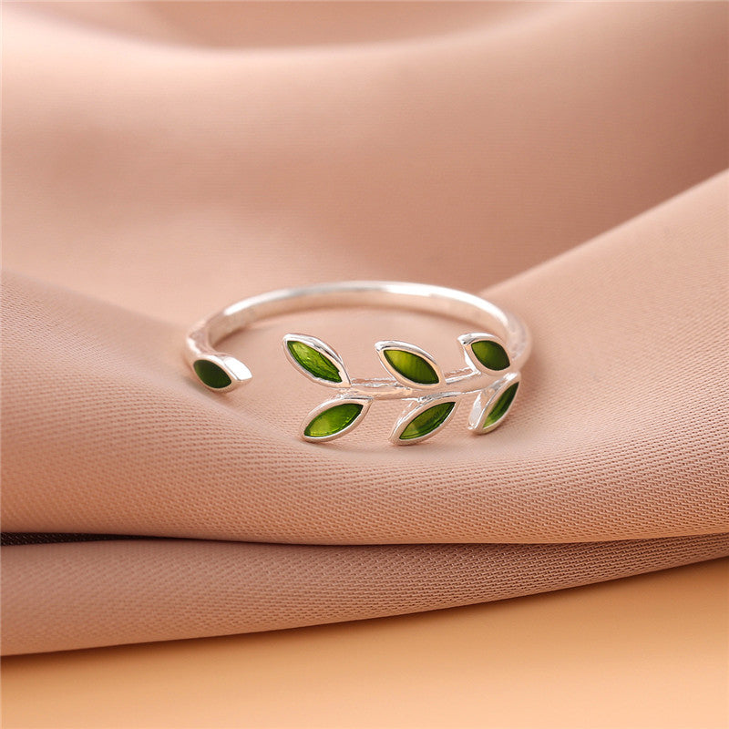 Anel Verde Ramo em prata esterlina 925, design aberto inspirado na natureza, com folhas detalhadas e acabamento sofisticado.