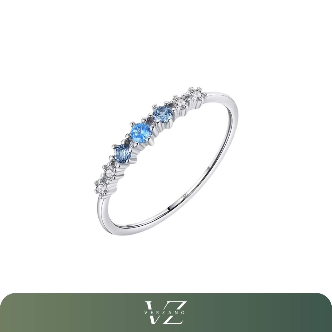 Anel de prata esterlina 925 com zircônia azul, design empilhável e moderno, ideal para casamentos e ocasiões especiais.