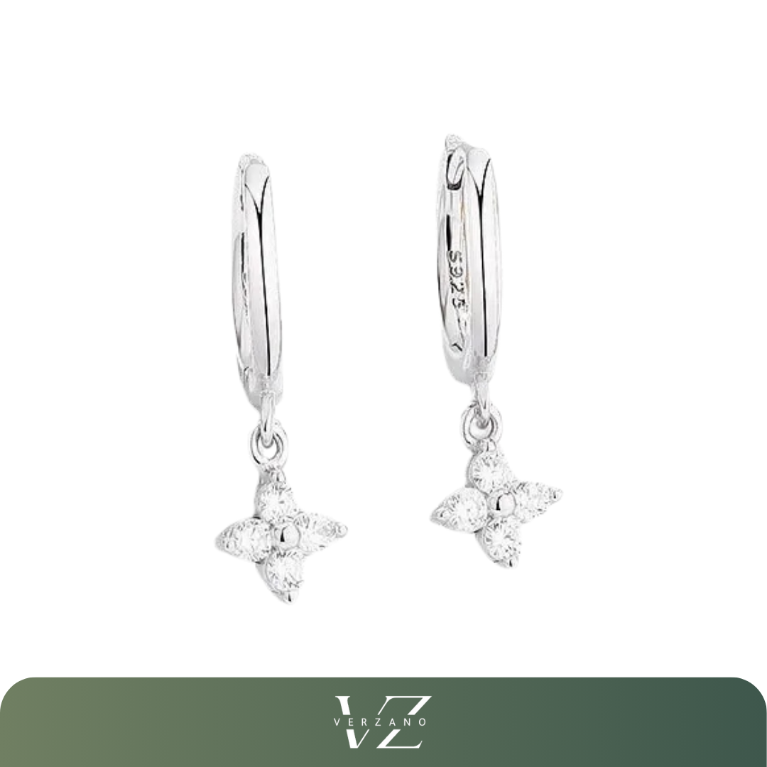 Brinco Argola Clover Verzano® Prata – argola com pingente de trevo de quatro folhas, design minimalista e sofisticado, cravejado com zircônias brilhantes.