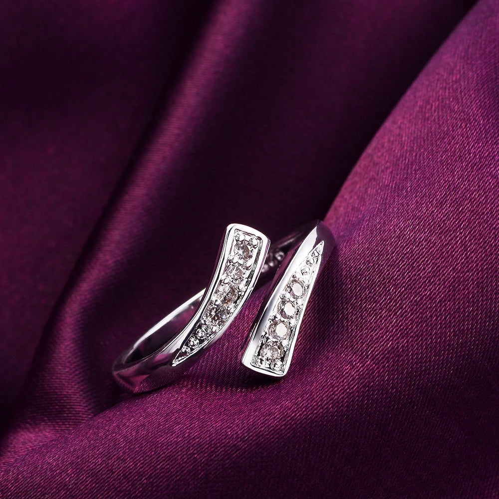 Anel aberto de cristal em prata esterlina 925, ajustável e com design clássico e elegante, ideal para casamento, noivado e festas. Perfeito para mulheres que buscam sofisticação e charme