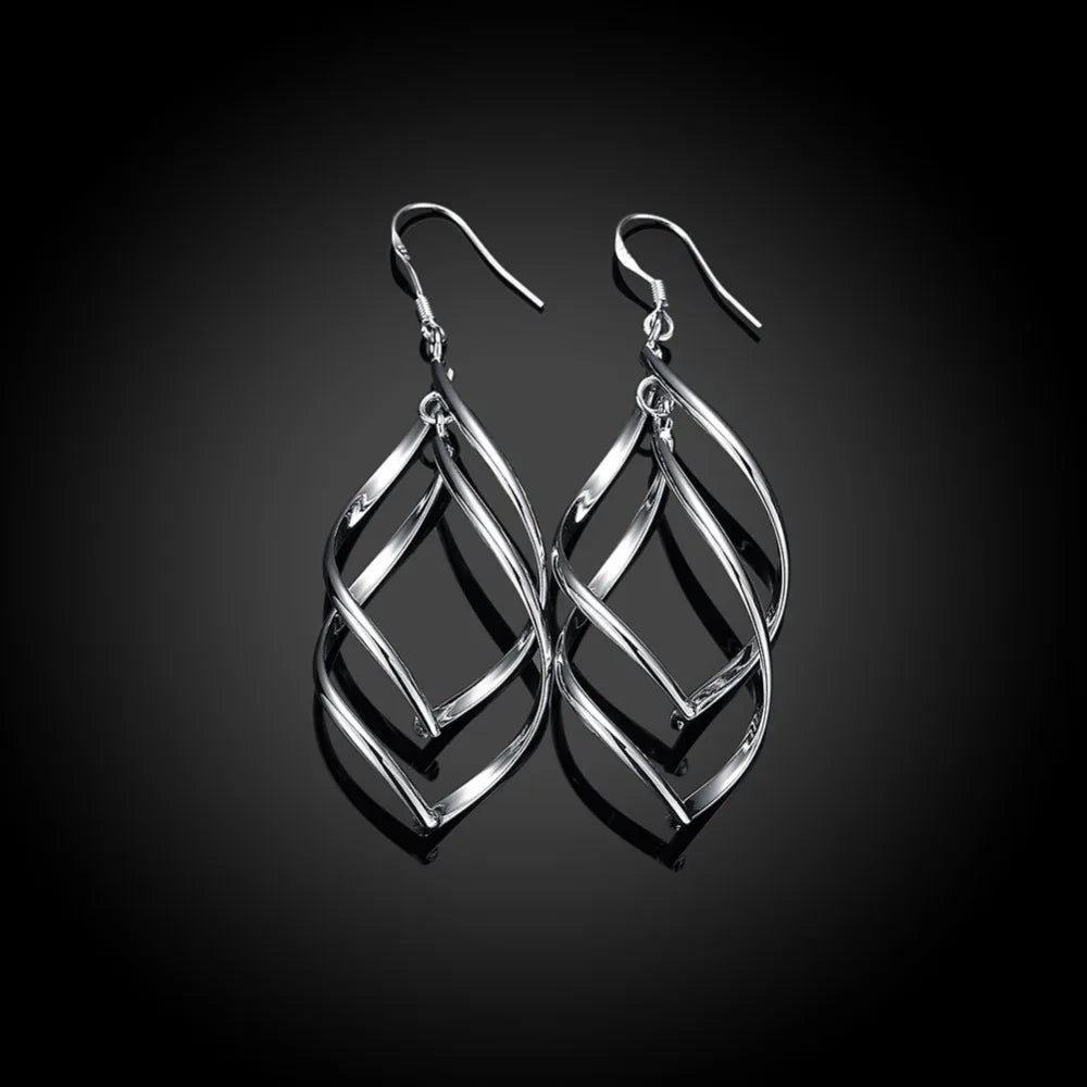 Brincos longos pendentes de prata 925, ideais para eventos sofisticados como casamentos e festas. Design elegante e moderno.
