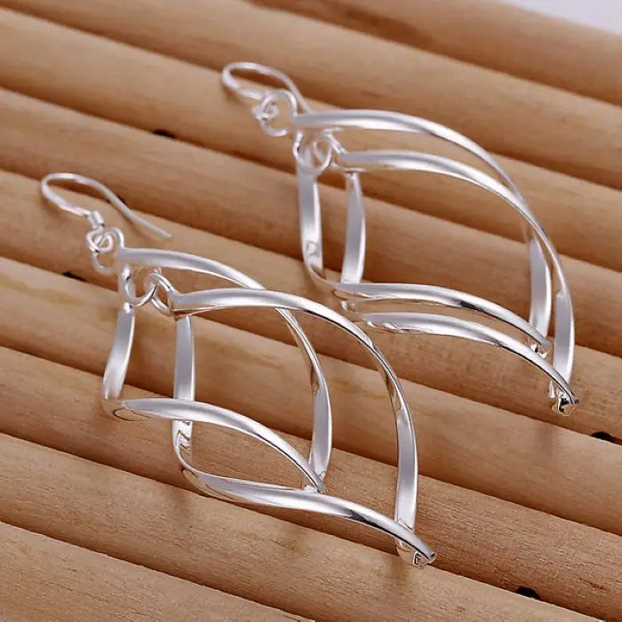 Brincos longos pendentes de prata 925, ideais para eventos sofisticados como casamentos e festas. Design elegante e moderno.
