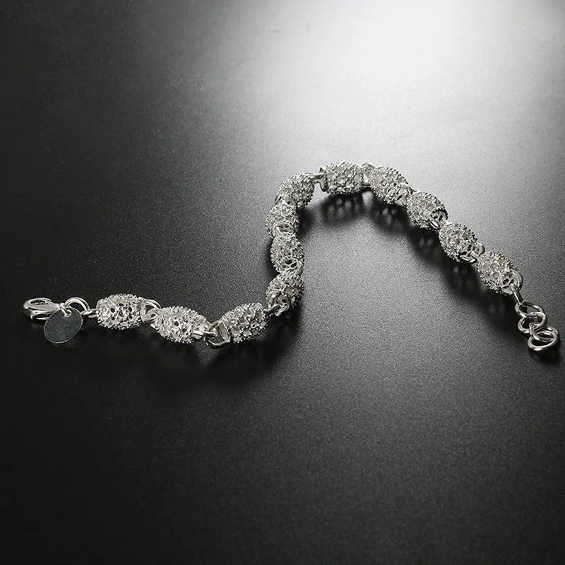 Pulseira Floral Charme em Prata Esterlina 925 Verzano® – Design romântico e delicado com contas florais e bola oca, ajustável e ideal para mulheres em festas e casamentos.