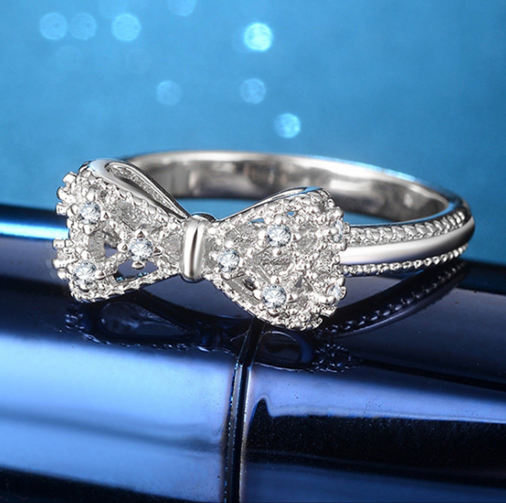 Anel de prata esterlina 925 com design de laço bowknot e zircônia, elegante e romântico, ideal para noivado e casamento.