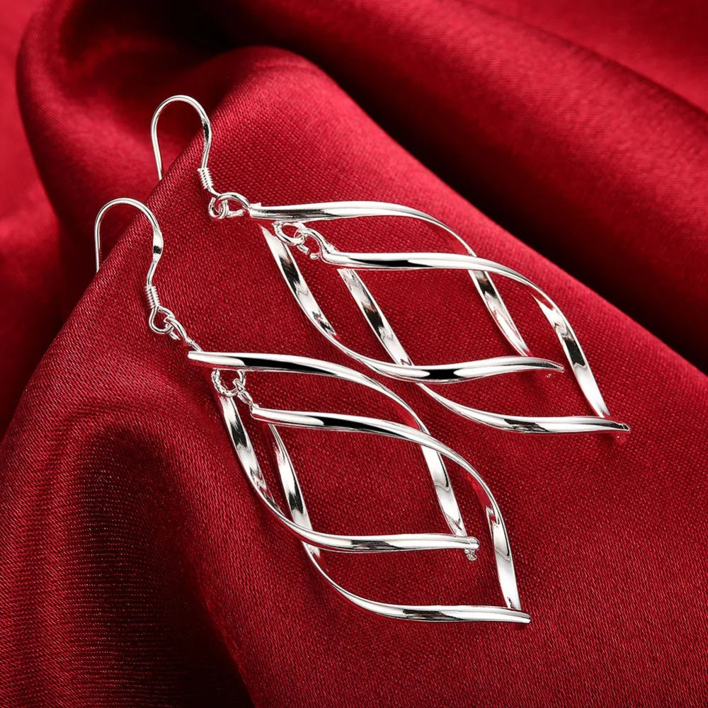 Brincos longos pendentes de prata 925, ideais para eventos sofisticados como casamentos e festas. Design elegante e moderno.