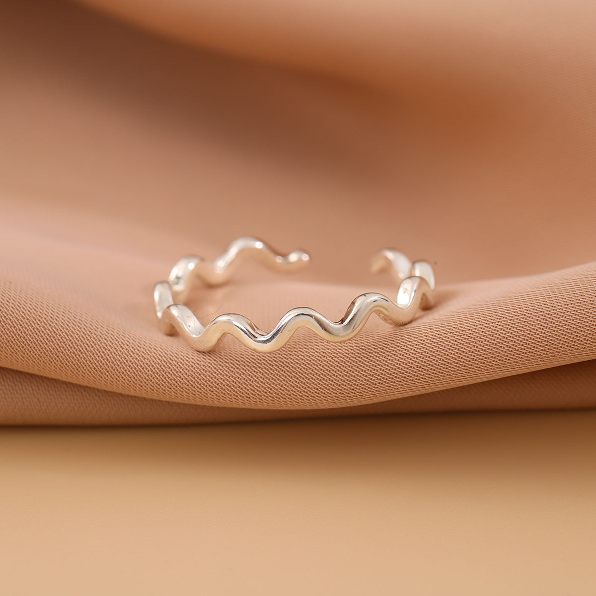 Anel Onda Serena de Prata Esterlina 925 com design geométrico e linha torcida – acessório moderno e elegante para mulheres