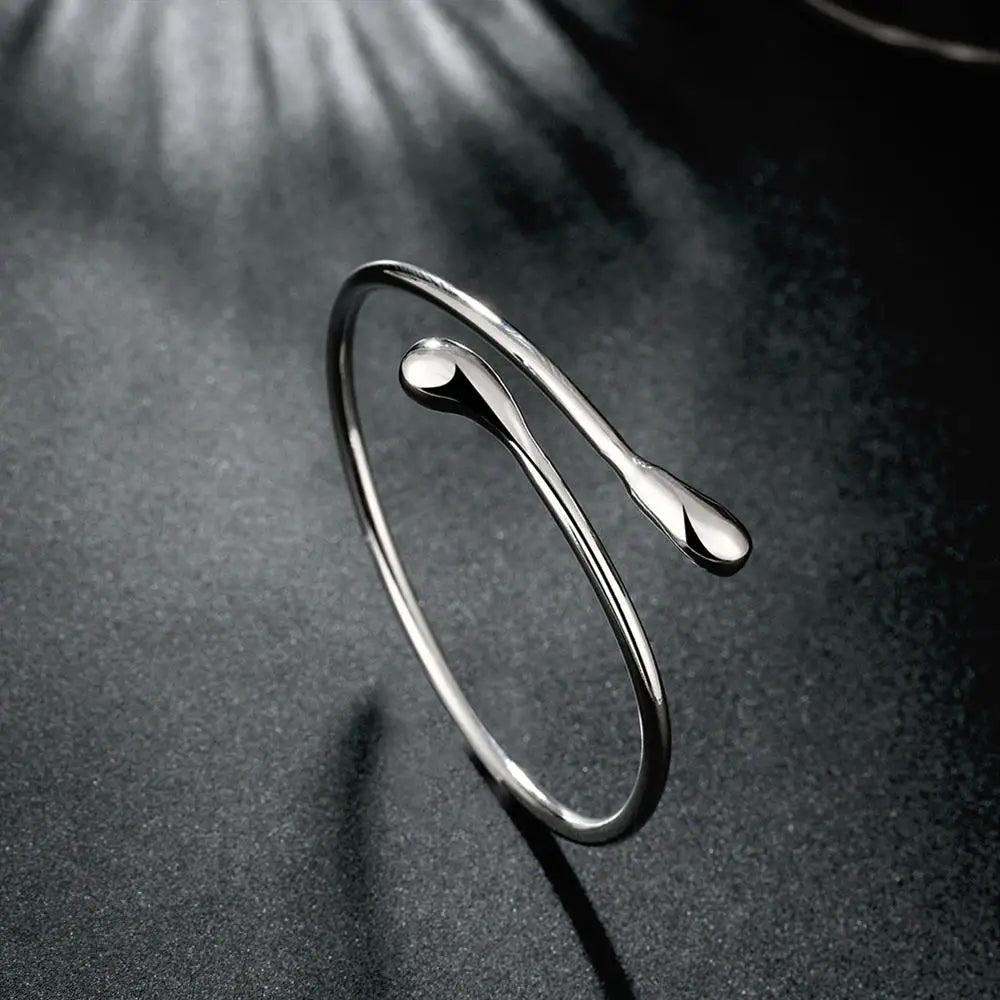 Bracelete de prata esterlina 925 com design em gota d'água, sofisticada e elegante.