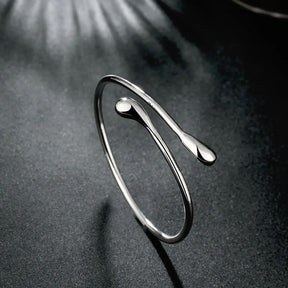 Bracelete de prata esterlina 925 com design em gota d'água, sofisticada e elegante.