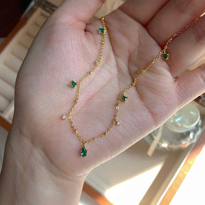 Colar Émeraude Goutte Verzano® – colar feminino em prata esterlina 925 com pingente de zircão verde espumante, acessório clássico e sofisticado.