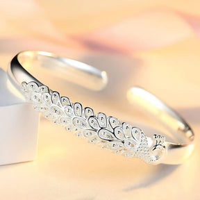 Pulseira Pavão da Verzano® em prata esterlina 925, com design elegante e ajustável, ideal para mulheres em eventos especiais como casamentos e noivados.