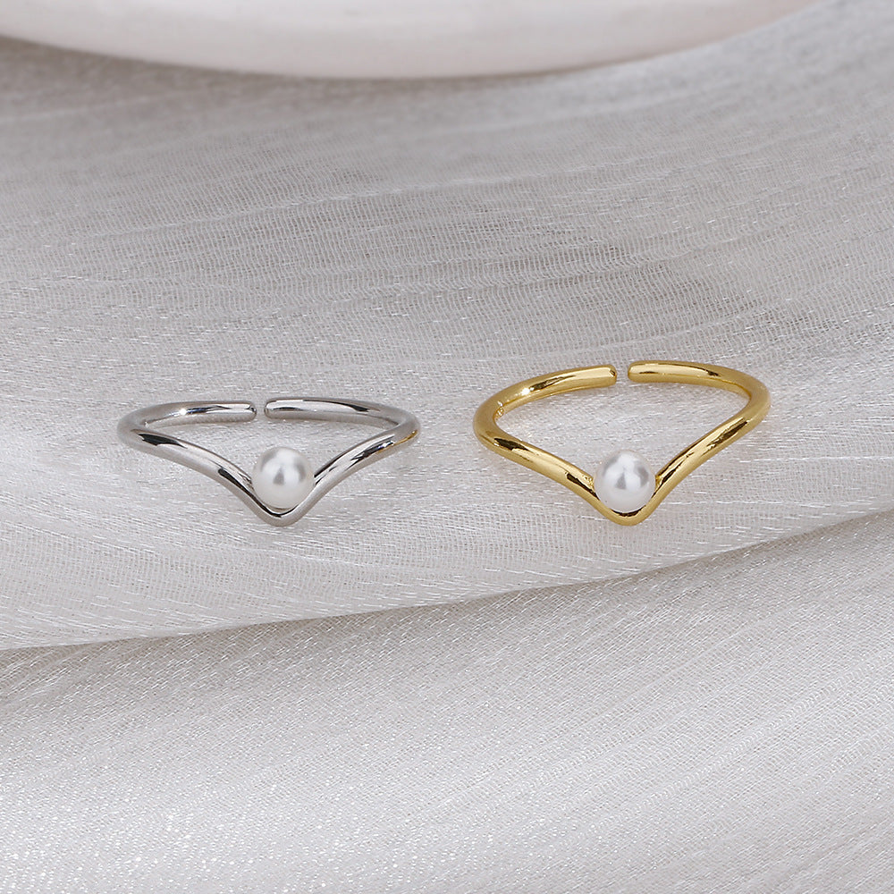 Anel V-Luxe ajustável em prata esterlina 925 com design geométrico e pérola – joia elegante e sofisticada para eventos especiais.