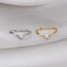 Anel V-Luxe ajustável em prata esterlina 925 com design geométrico e pérola – joia elegante e sofisticada para eventos especiais.