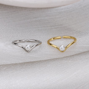Anel V-Luxe ajustável em prata esterlina 925 com design geométrico e pérola – joia elegante e sofisticada para eventos especiais.