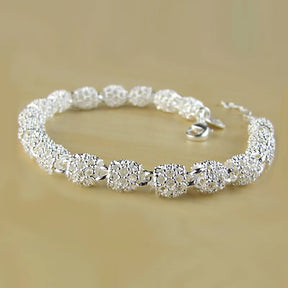 Pulseira Floral Charme em Prata Esterlina 925 Verzano® – Design romântico e delicado com contas florais e bola oca, ajustável e ideal para mulheres em festas e casamentos.