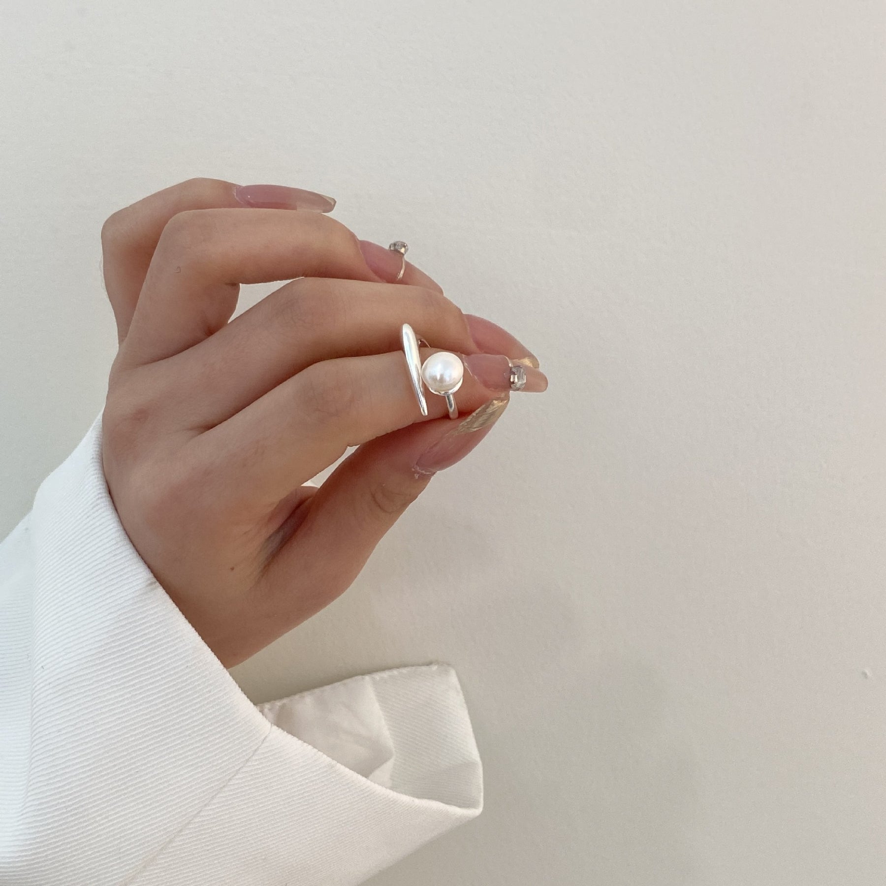 Anel ajustável Aurora em prata esterlina 925 com pérola redonda – joia delicada e elegante para ocasiões especiais