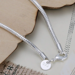 Pulseira serpentina em prata esterlina 925, brilho sofisticado e design flexível para mulheres.