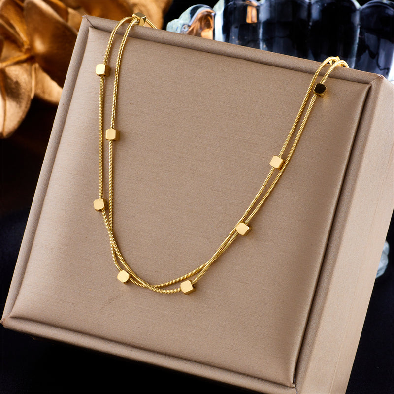 Colar Dualis Verzano – colar feminino de aço inoxidável 316L com correntes cubanas duplas, acessório moderno e sofisticado disponível em dourado e prateado.