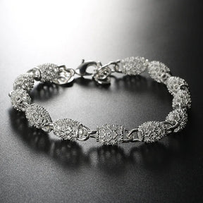 Pulseira Floral Charme em Prata Esterlina 925 Verzano® – Design romântico e delicado com contas florais e bola oca, ajustável e ideal para mulheres em festas e casamentos.