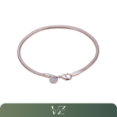 Pulseira serpentina em prata esterlina 925, brilho sofisticado e design flexível para mulheres.