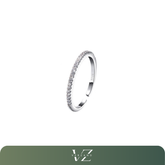 Anel de prata esterlina 925 com zirconia em linha única, design luxuoso e sofisticado, perfeito para festas e eventos especiais.