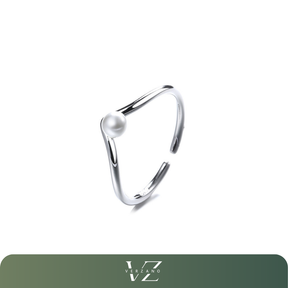 Anel V-Luxe ajustável em prata esterlina 925 com design geométrico e pérola – joia elegante e sofisticada para eventos especiais.