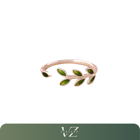 Anel Verde Ramo em prata esterlina 925, design aberto inspirado na natureza, com folhas detalhadas e acabamento sofisticado.