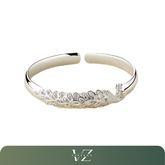 Pulseira Pavão da Verzano® em prata esterlina 925, com design elegante e ajustável, ideal para mulheres em eventos especiais como casamentos e noivados.