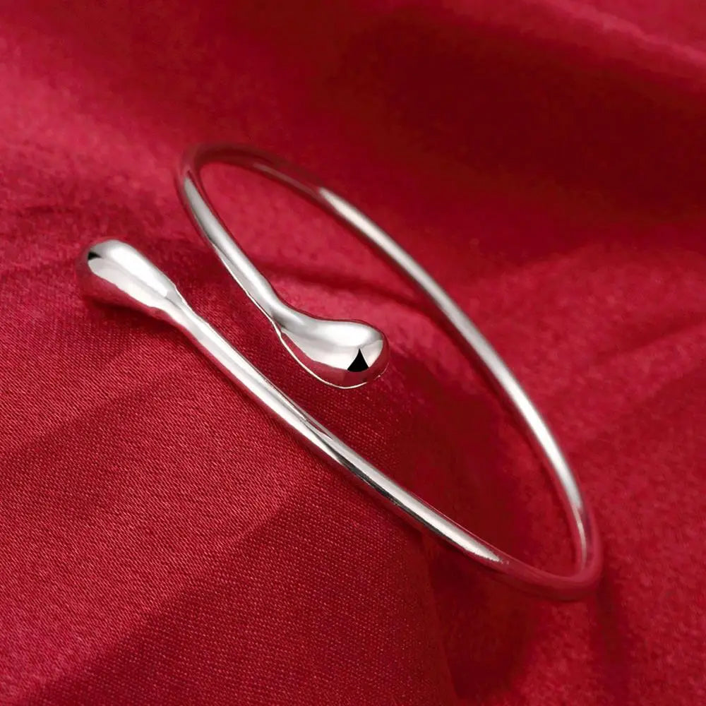 Bracelete de prata esterlina 925 com design em gota d'água, sofisticada e elegante.