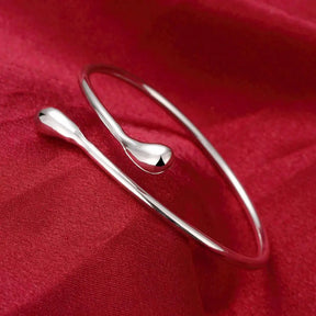 Bracelete de prata esterlina 925 com design em gota d'água, sofisticada e elegante.
