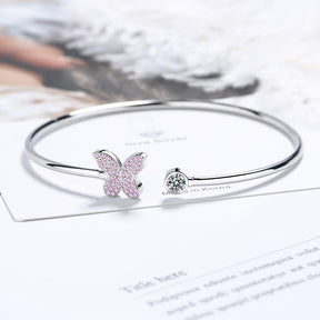 Pulseira de Punho Aberto em Prata Esterlina 925 Verzano® com borboleta e Moissanite (1.80CT), design elegante e redimensionável, perfeita para ocasiões especiais.