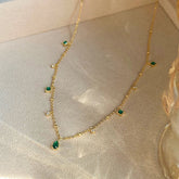 Colar Émeraude Goutte Verzano® – colar feminino em prata esterlina 925 com pingente de zircão verde espumante, acessório clássico e sofisticado.