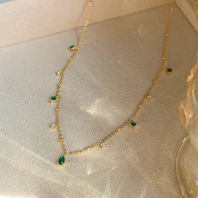 Colar Émeraude Goutte Verzano® – colar feminino em prata esterlina 925 com pingente de zircão verde espumante, acessório clássico e sofisticado.