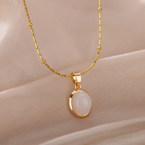 Colar com pingente de pedra oval dourado, elegante acessório feminino.